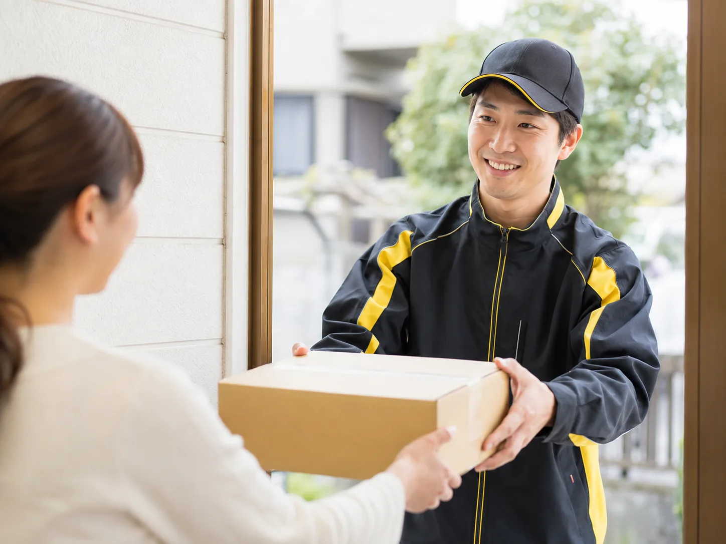配達先へ荷物を届けるJUNGLEのドライバー